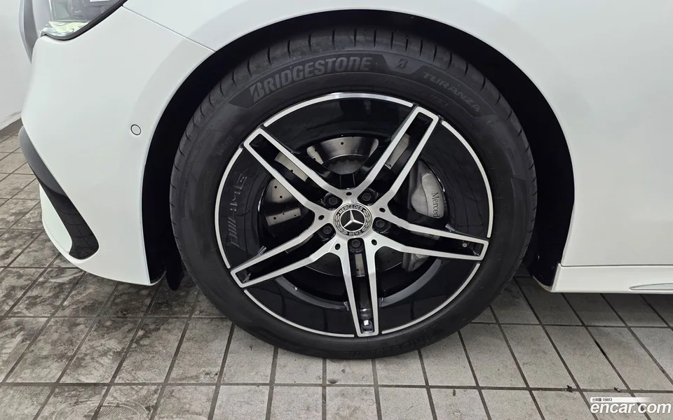 Mercedes-Benz E-Class E300 4MATIC AMG Line 2025 — thumbnail 5