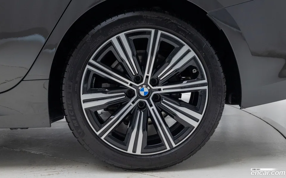 BMW 3 Series 320i 2025 — thumbnail 5