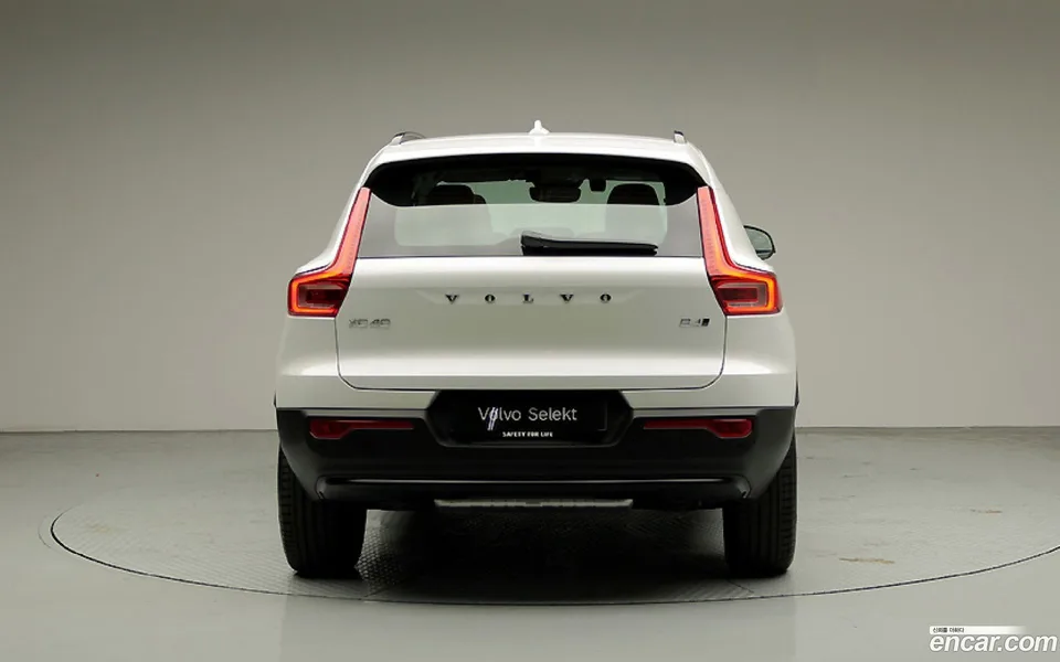 Volvo XC40 B4 2025 — thumbnail 4