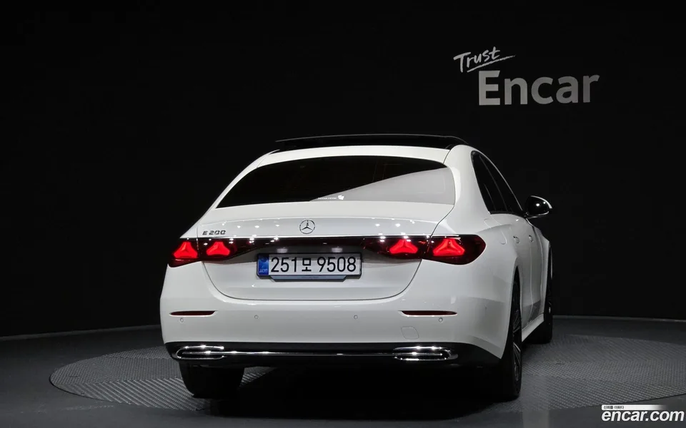 Mercedes-Benz E-Class E200 2025 — thumbnail 4