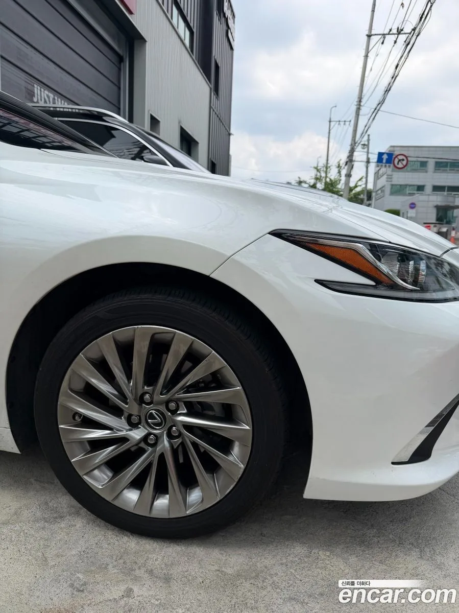 Lexus ES 300h 2023 — миниатюра 3