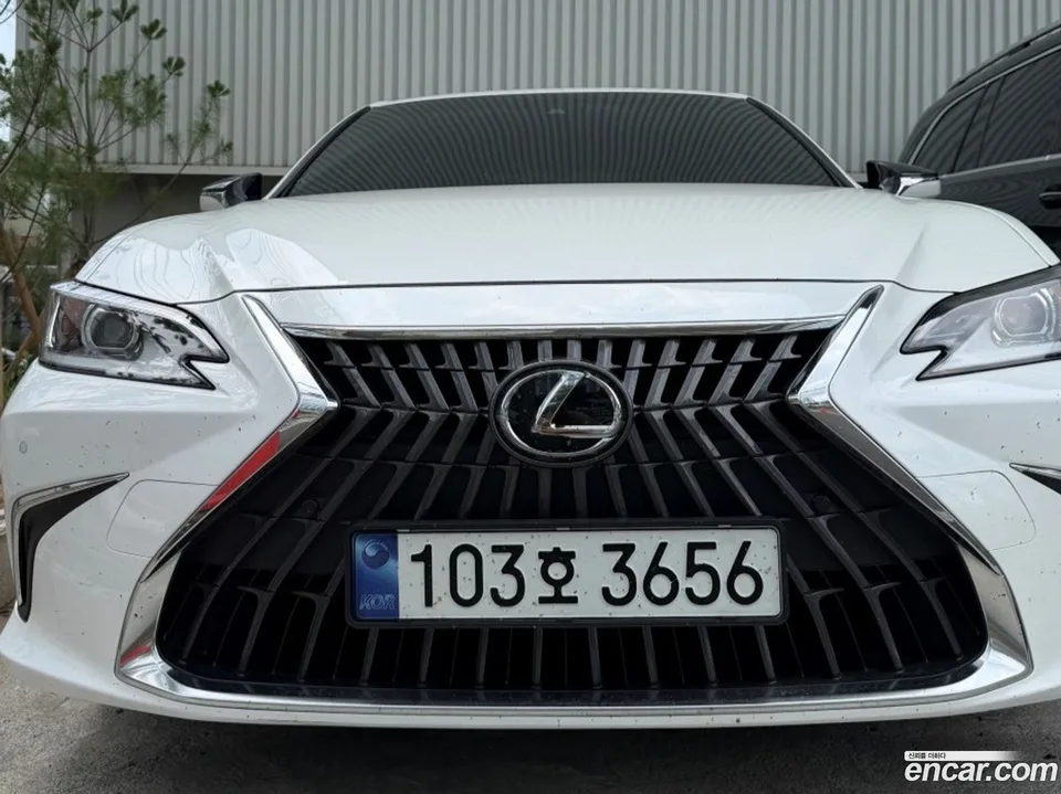 Lexus ES 300h 2023 — photo 1, buy with delivery to Moscow