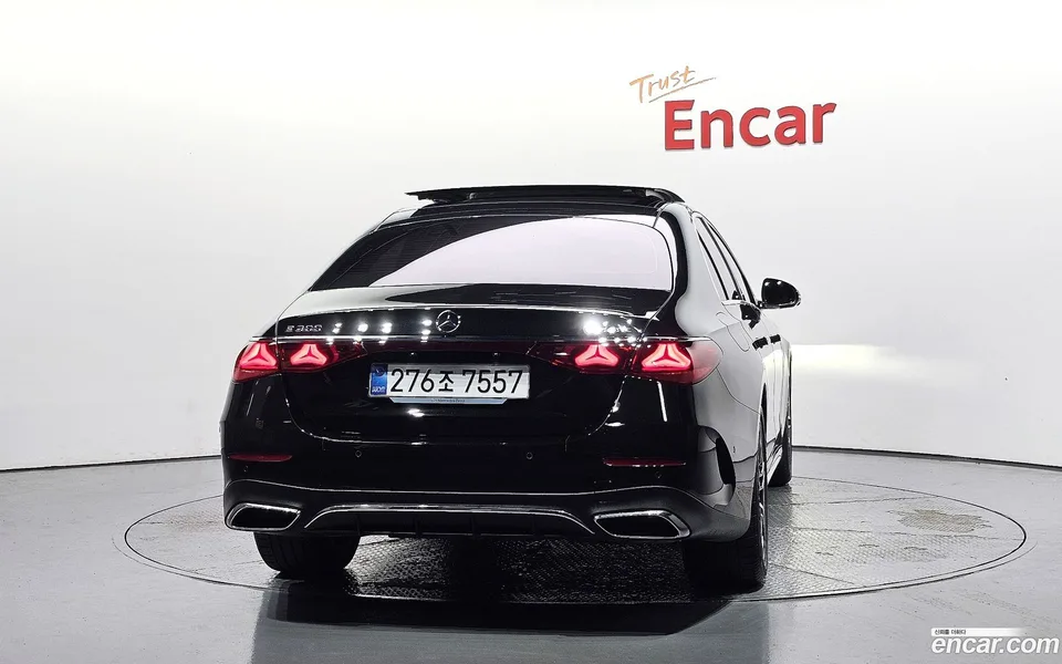 Mercedes-Benz E-Class E300 4MATIC AMG Line 2025 — thumbnail 4