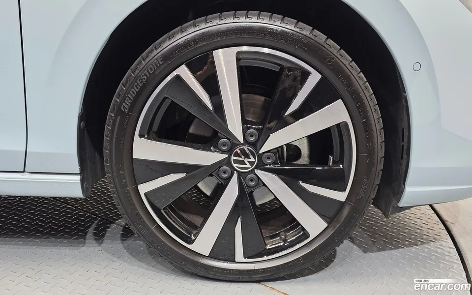 Volkswagen Golf 2.0 TDI 2025 — thumbnail 2