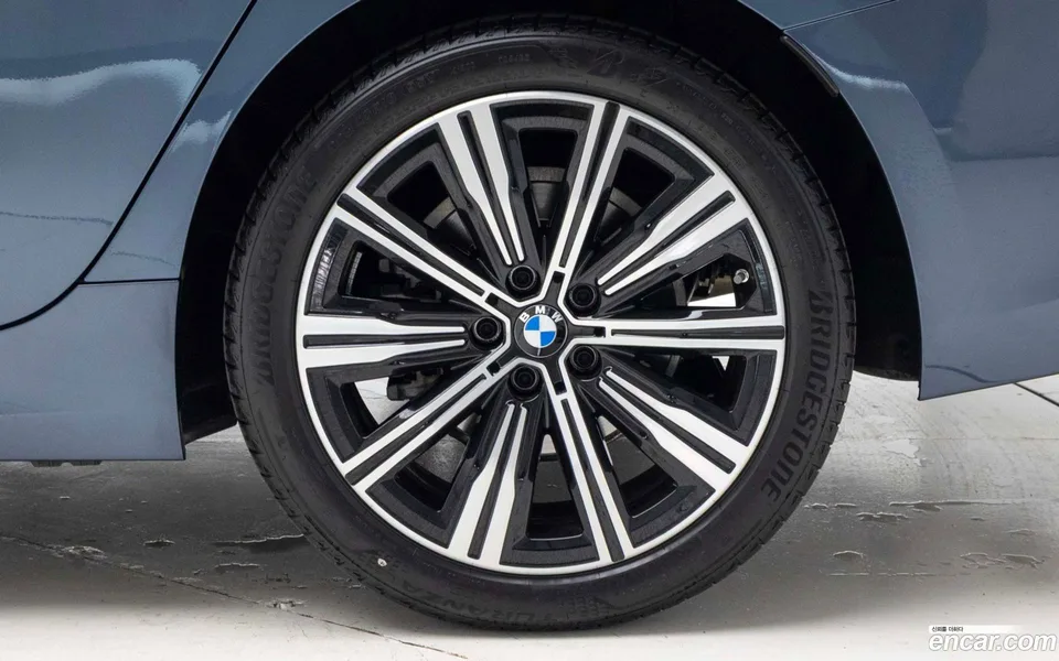 BMW 3 Series 320i 2025 — thumbnail 5