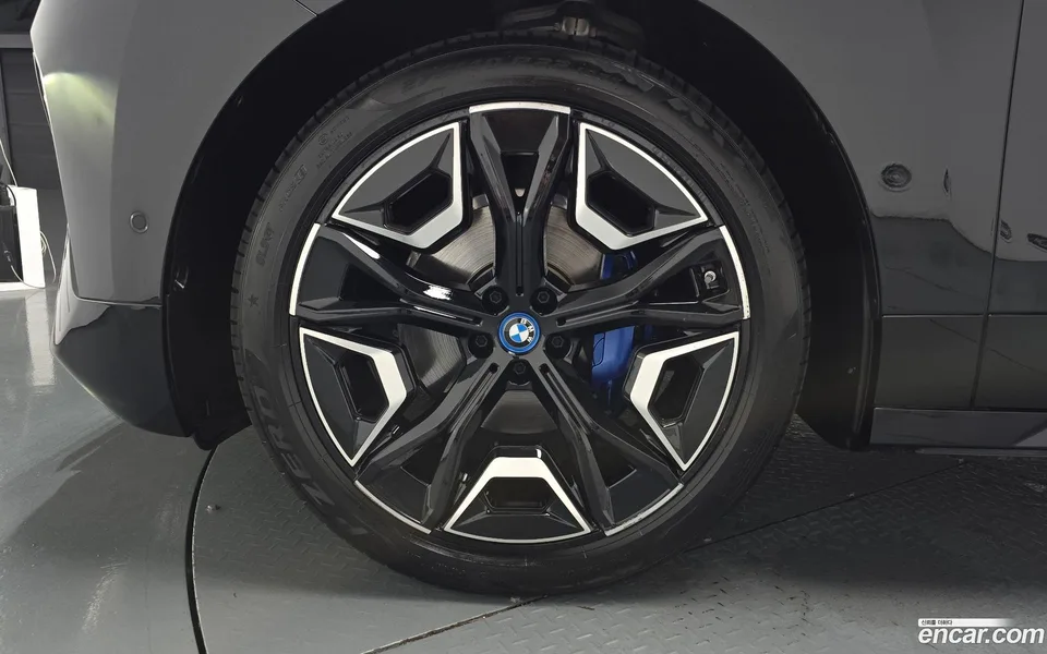 BMW iX xDrive50 2022 — thumbnail 2