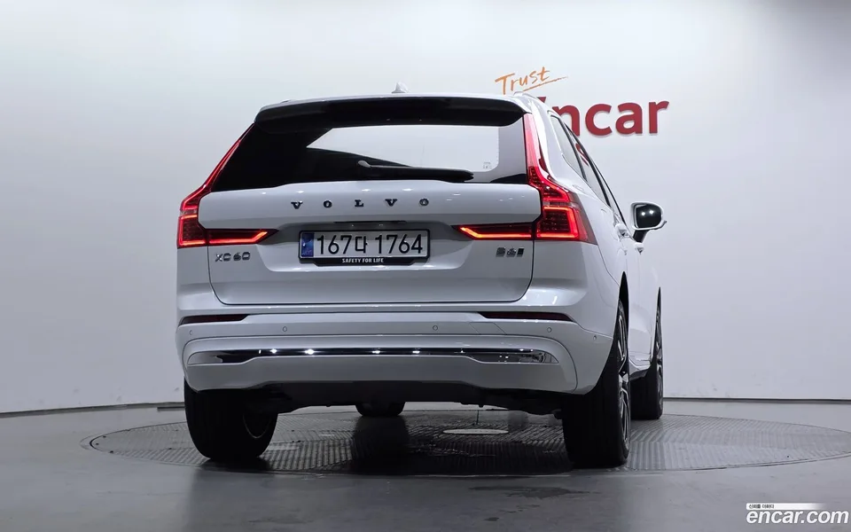 Volvo XC60 B6 2023 — thumbnail 4