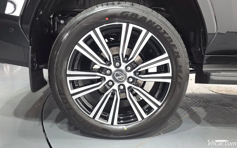 Lexus LX 700h 2026 — thumbnail 2