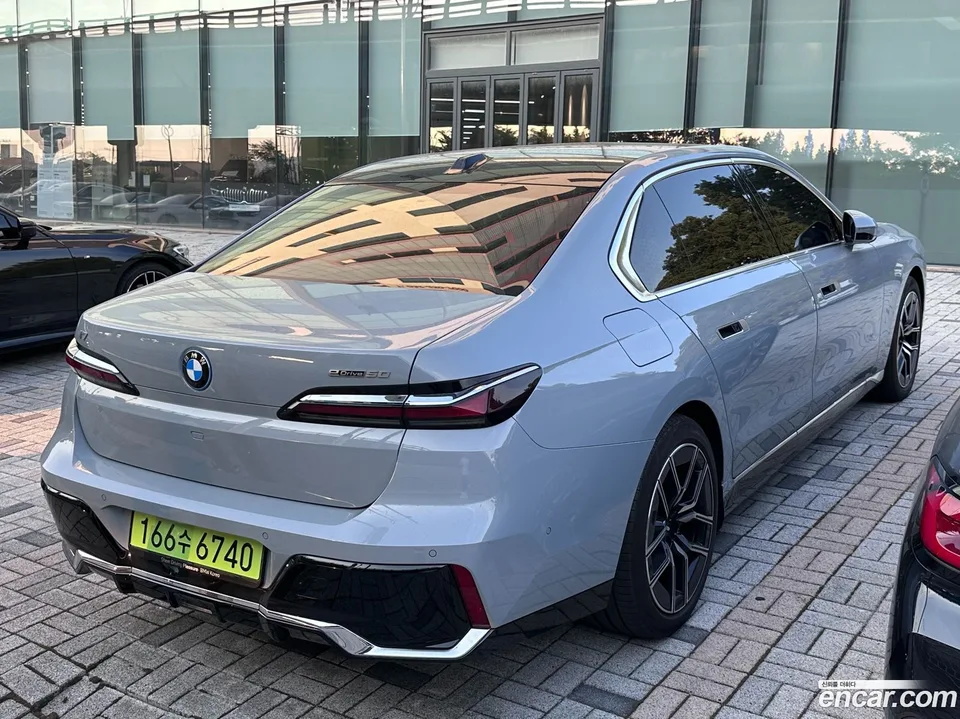 BMW i7 eDrive 50 M 2025 — миниатюра 2