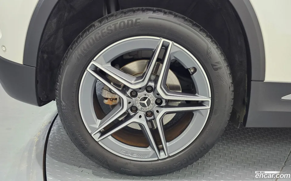 Mercedes-Benz GLA-Class GLA250 4MATIC 2023 — thumbnail 2