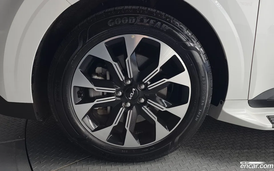 Kia Carnival 9 2023 — thumbnail 2
