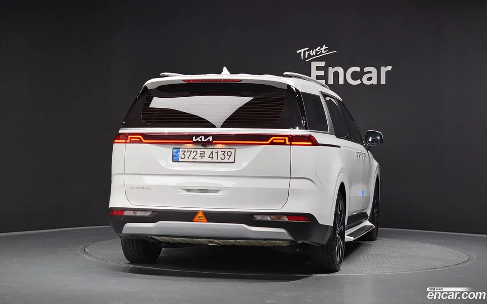 Kia Carnival 9 2023 — thumbnail 4