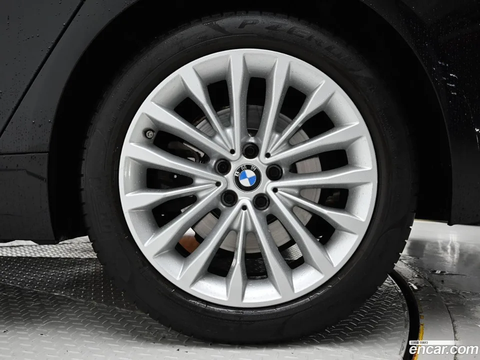 BMW 5 Series 520i 2023 — thumbnail 5