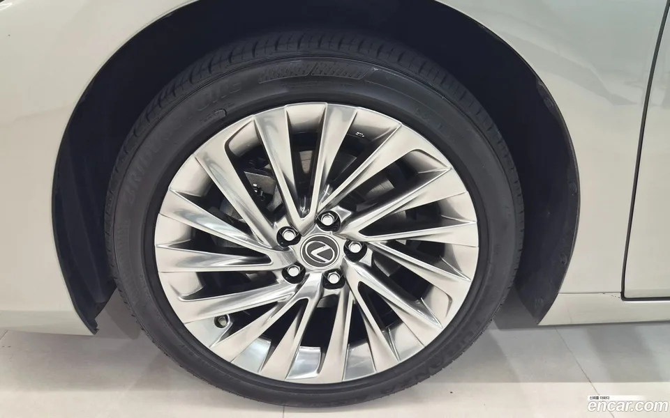 Lexus ES 300h 2023 — thumbnail 2