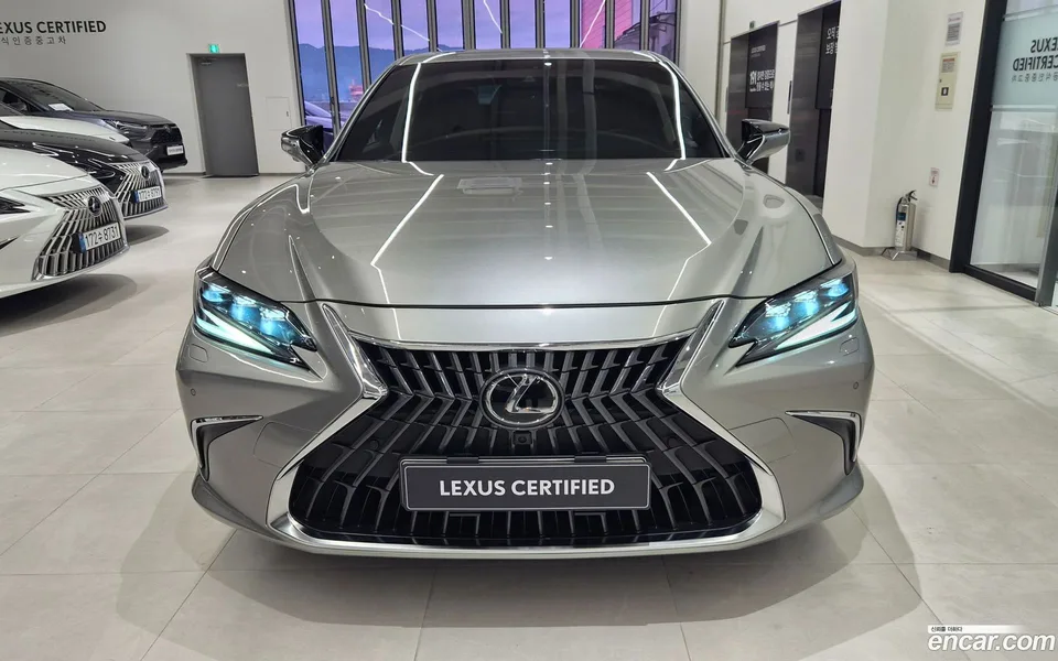 Lexus ES 300h 2023 — thumbnail 3