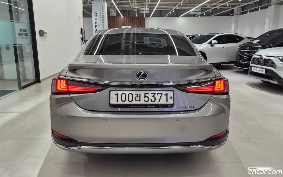 Lexus ES 300h 2023 — thumbnail 4