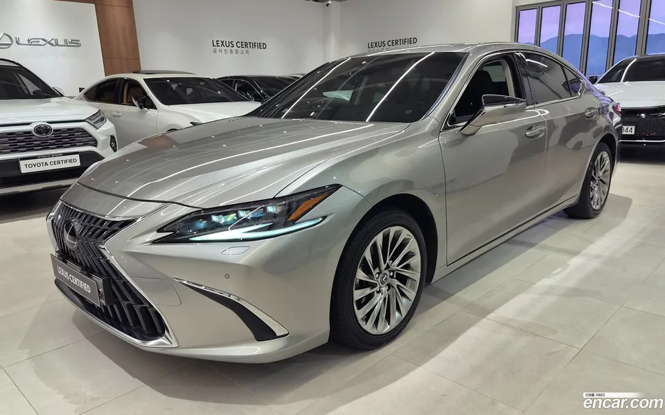Lexus ES 300h 2023 — photo 1, buy with delivery to Moscow