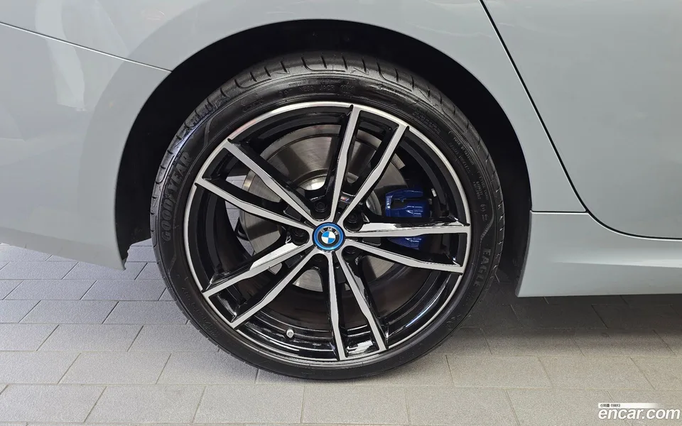 BMW 3 Series 330e M 2023 — миниатюра 2