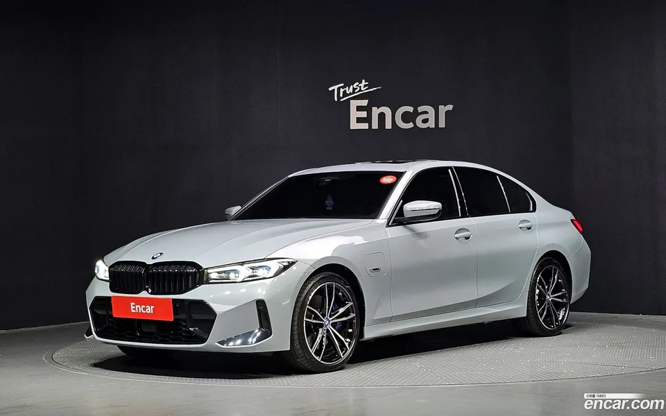 BMW 3 Series 330e M 2023 — фото 1, купить с доставкой в Москву