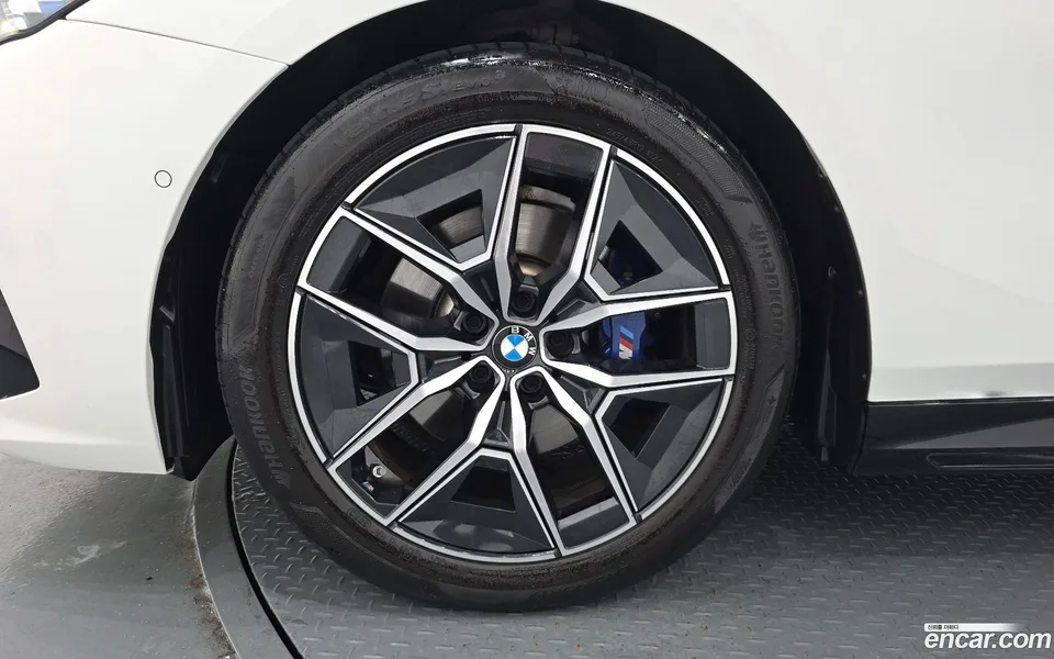 BMW 5 Series 520i M 2023 — thumbnail 2
