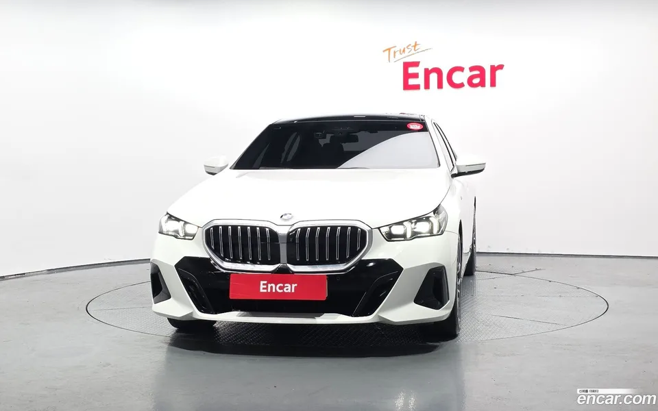 BMW 5 Series 520i M 2023 — thumbnail 3