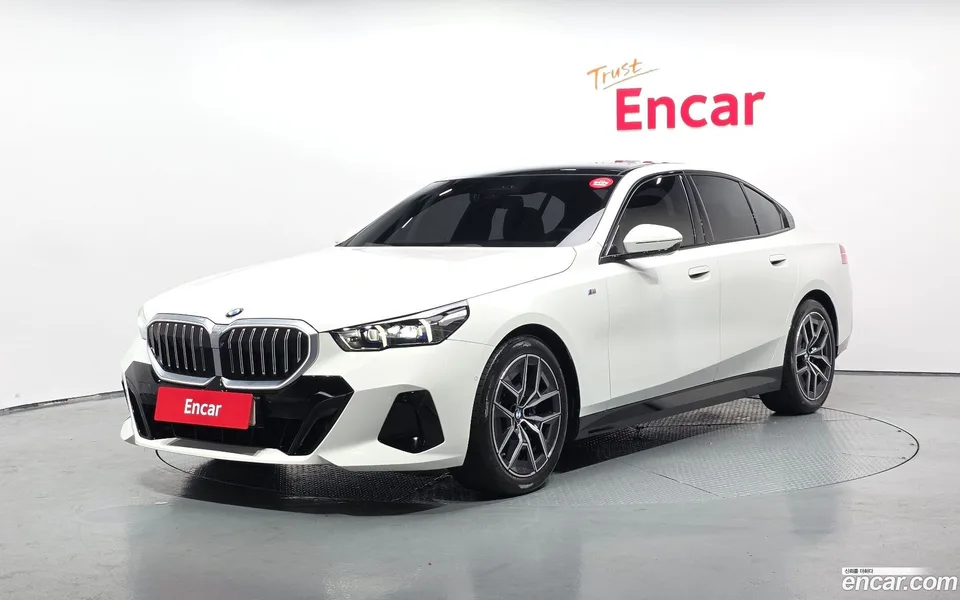 BMW 5 Series 520i M 2023 — photo 1, buy with delivery to Moscow