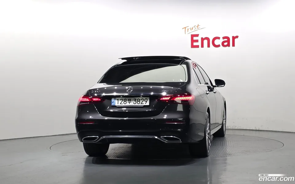 Mercedes-Benz E-Class E350 4MATIC AMG Line 2022 — thumbnail 4