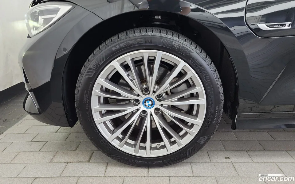 BMW 3 Series 320e 2022 — thumbnail 2