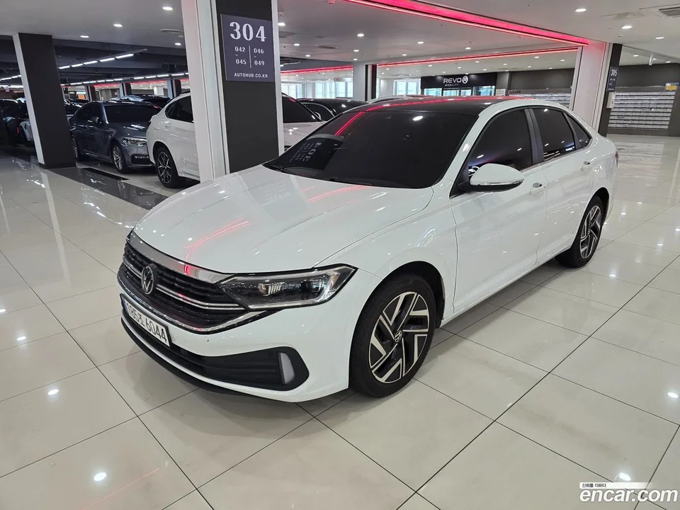 Volkswagen Jetta 1.5 TSI 2023 — photo 1, buy with delivery to Moscow