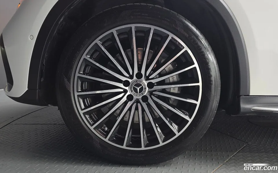 Mercedes-Benz GLC-Class GLC300 4MATIC AMG Line 2023 — thumbnail 5