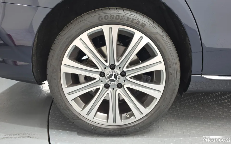 Mercedes-Benz E-Class E350 4MATIC 2023 — thumbnail 2