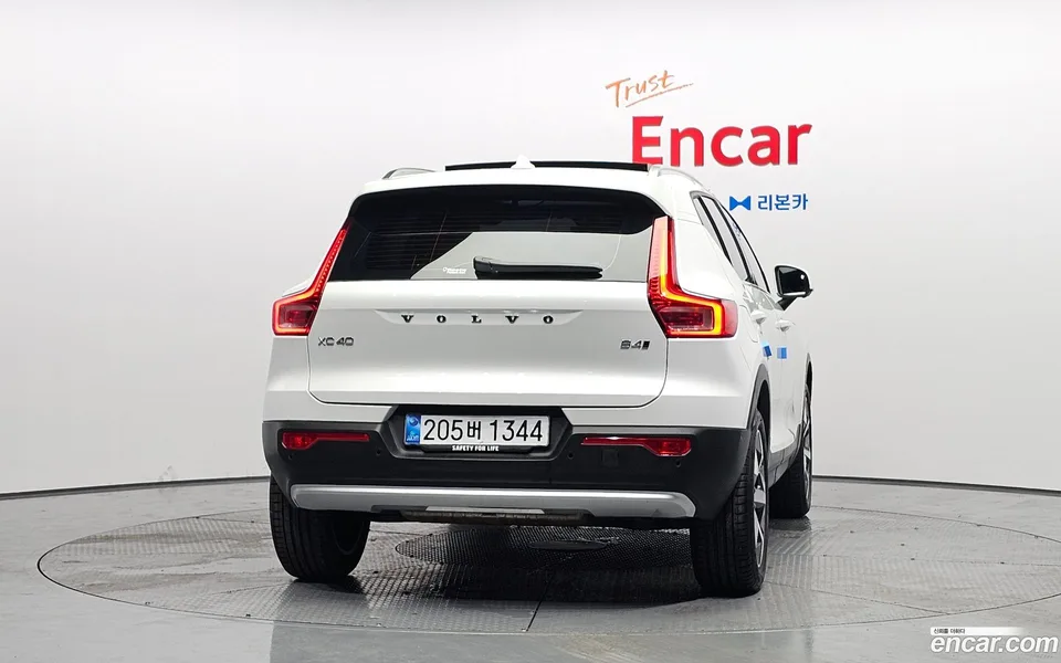 Volvo XC40 B4 2025 — thumbnail 4