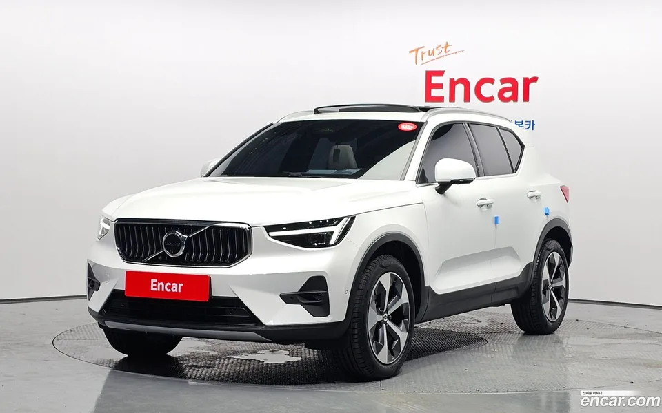 Volvo XC40 B4 2025 — photo 1, buy with delivery to Moscow
