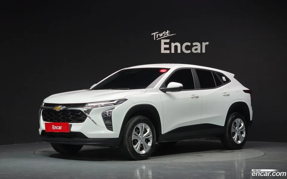 Chevrolet Trax Crossover 1.2 LS 2023 — photo 1, buy with delivery to Moscow