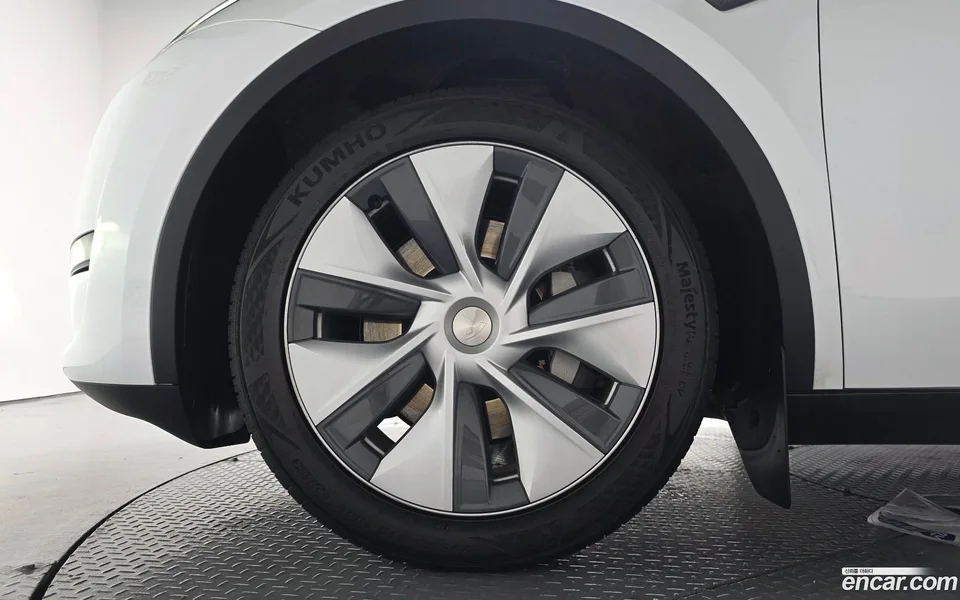 Tesla Model Y RWD 2023 — thumbnail 2