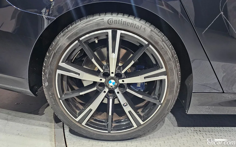 BMW 5 Series 530i xDrive M 2023 — thumbnail 2
