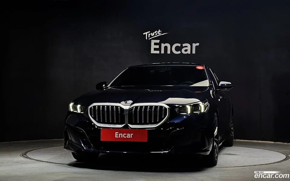 BMW 5 Series 530i xDrive M 2023 — thumbnail 3