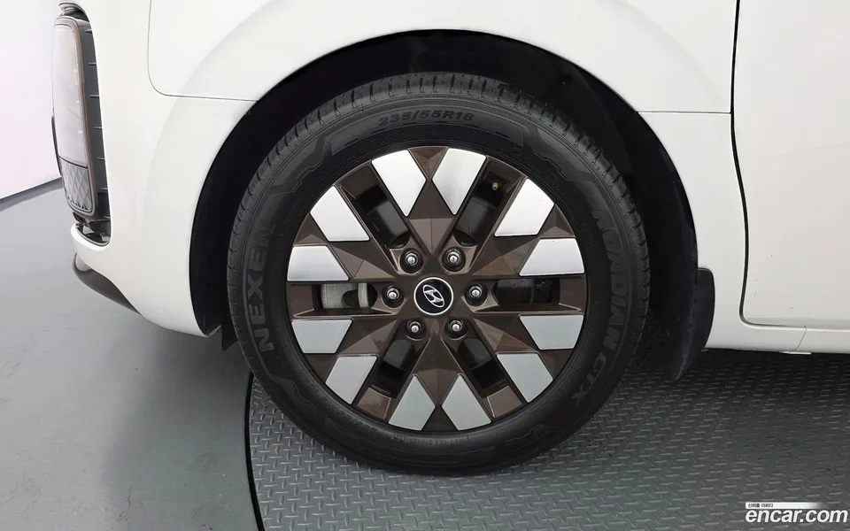 Hyundai Staria 2WD 2024 — thumbnail 2