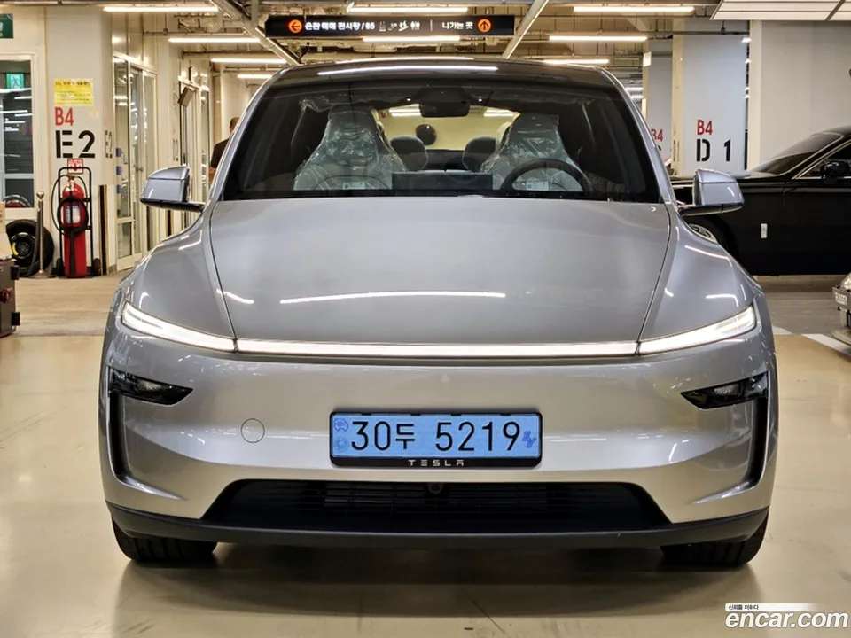 Tesla Model Y L AWD 2026 — thumbnail 3