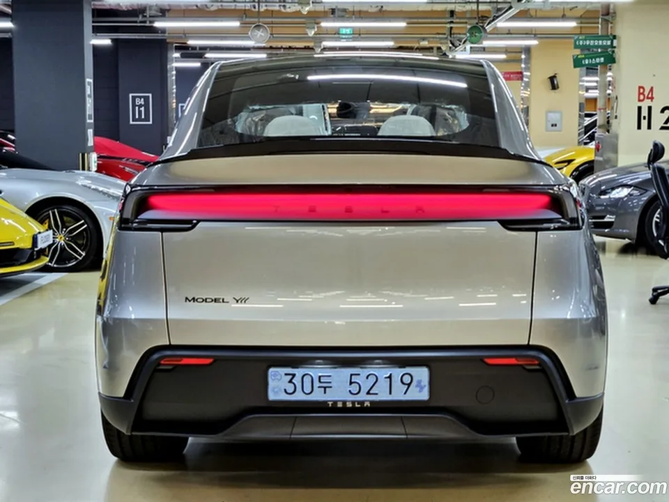 Tesla Model Y L AWD 2026 — thumbnail 4