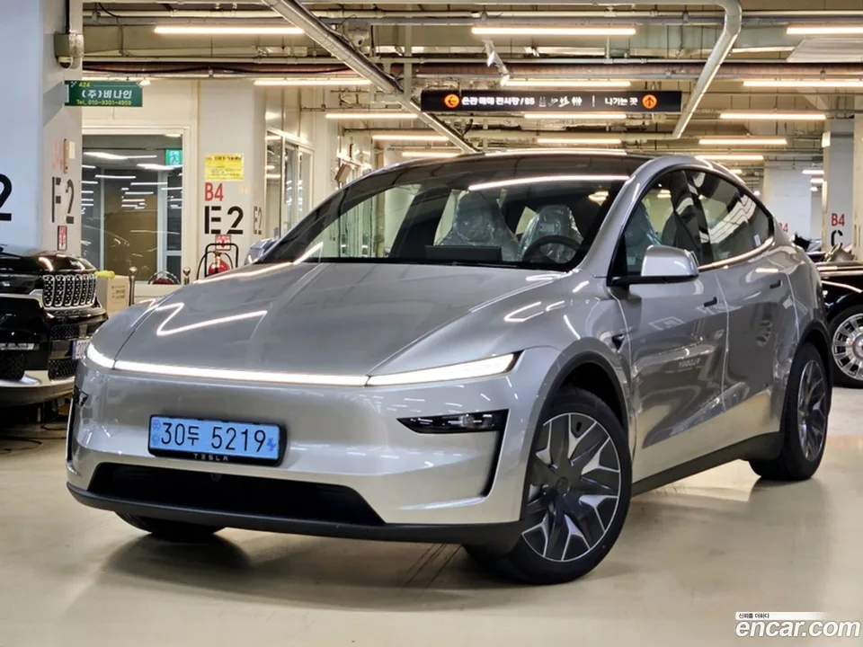 Tesla Model Y L AWD 2026 — photo 1, buy with delivery to Moscow