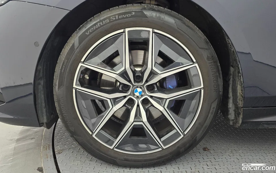 BMW 5 Series 520i M 2025 — thumbnail 2