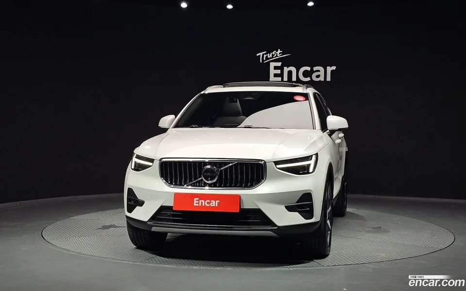 Volvo XC40 B4 2025 — thumbnail 3