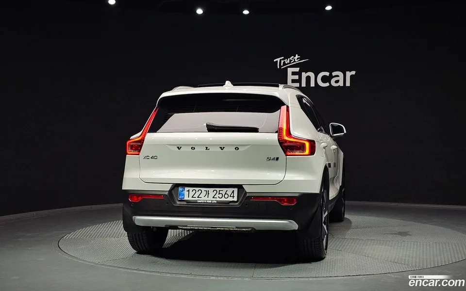 Volvo XC40 B4 2025 — thumbnail 4