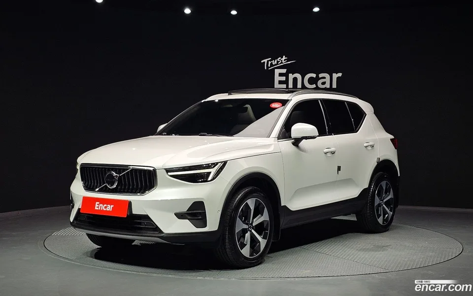 Volvo XC40 B4 2025 — photo 1, buy with delivery to Moscow