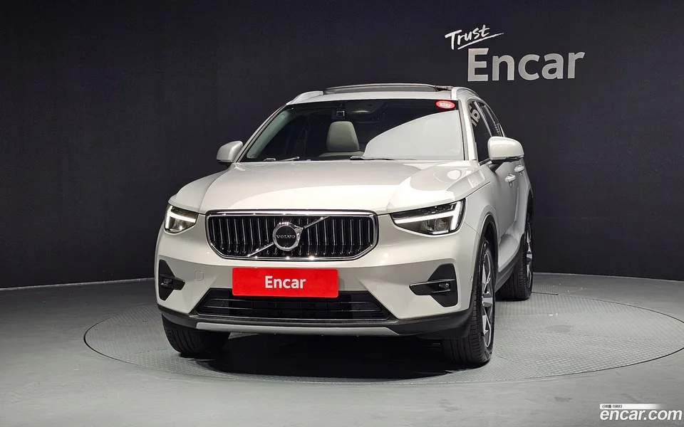 Volvo XC40 B4 2023 — thumbnail 3