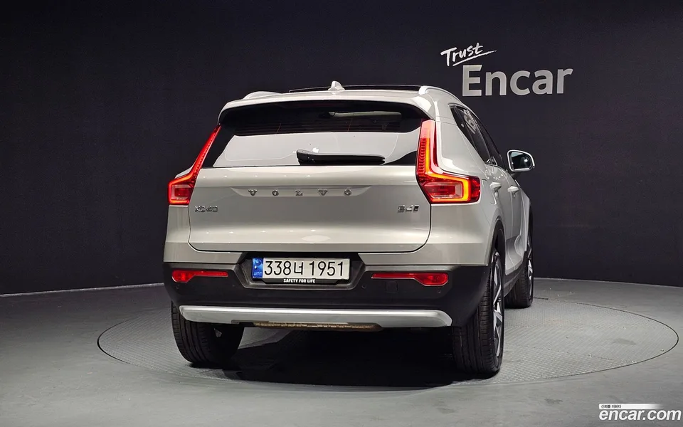 Volvo XC40 B4 2023 — thumbnail 4