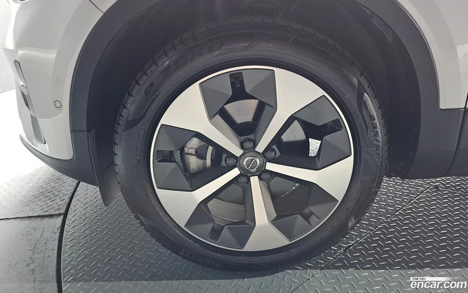 Volvo XC40 B4 2023 — thumbnail 5