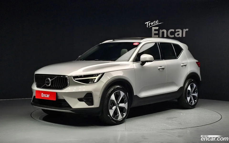 Volvo XC40 B4 2023 — photo 1, buy with delivery to Moscow