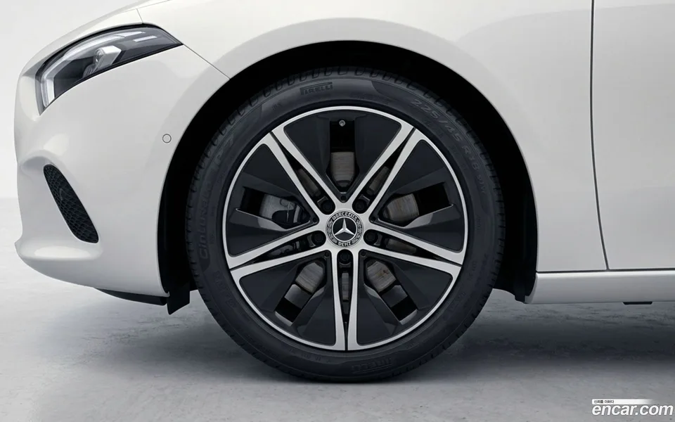 Mercedes-Benz A-Class A220 2025 — thumbnail 5